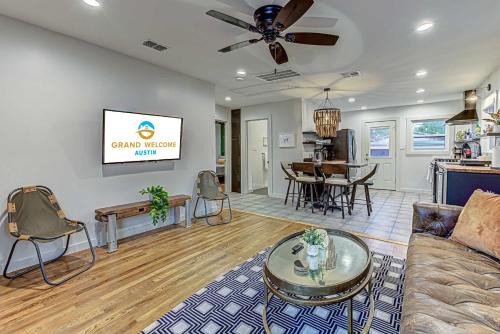 Trendy 2 BDR with Sauna & Cold Plunge Close to DT