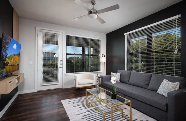Trendy 2BR w/Gym, Parking Near Rvrwalk & Dome