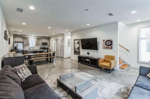 Trendy 3 BDR for 8 Heart of Nash Near 5 Points