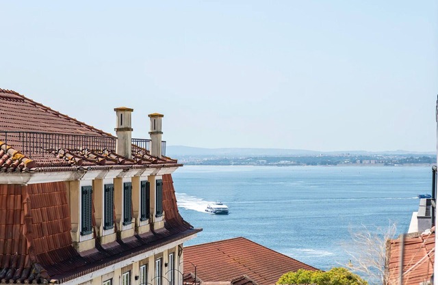 Trendy and Super Central Apartment 21 by Lisbonne Collection