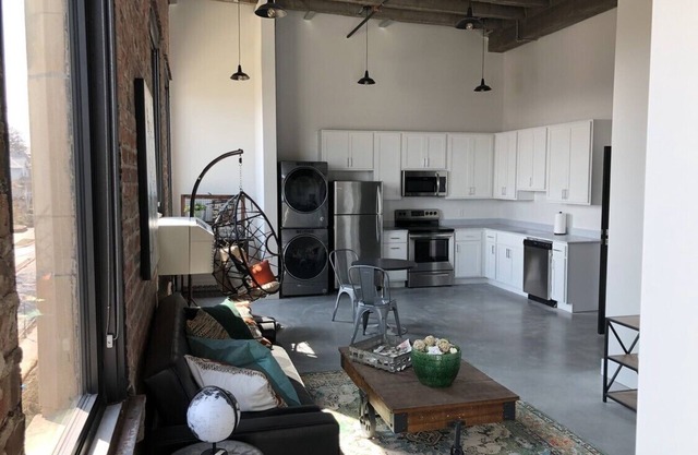 Trendy Apt 1.6 mi to CWS! W/D, WiFi, can sleep 4, can squeeze in more! Pets OK