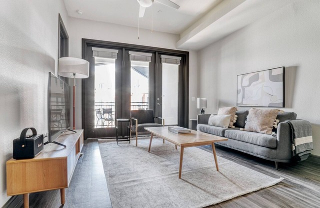 Trendy Domain 2BR w/Gym, Pool & W/D, nr restaurants, by Blueground