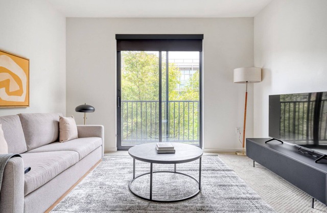 Trendy Santana Row 1BR w/Gym & Pool, 10 mins to Google, by Blueground