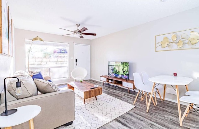 Trendy SoCo 1BR suite w/pool, king bed, fast WiFi
