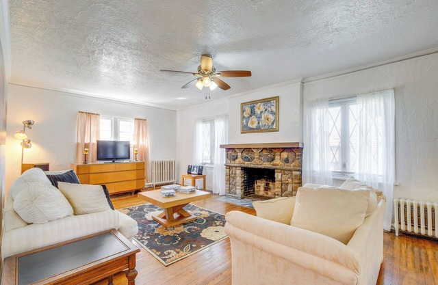 Trendy South Euclid Apt - 5 Mi to Cleveland Clinic