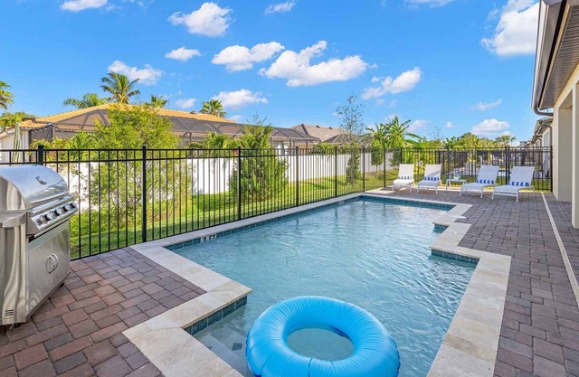 Trendy Tides | Deluxe Villa w/Private Pool - for Movie, Fashion, & Beach Lovers
