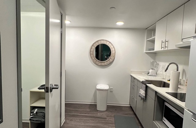 Trendy Vaulted Ceiling Loft in Downtown Center