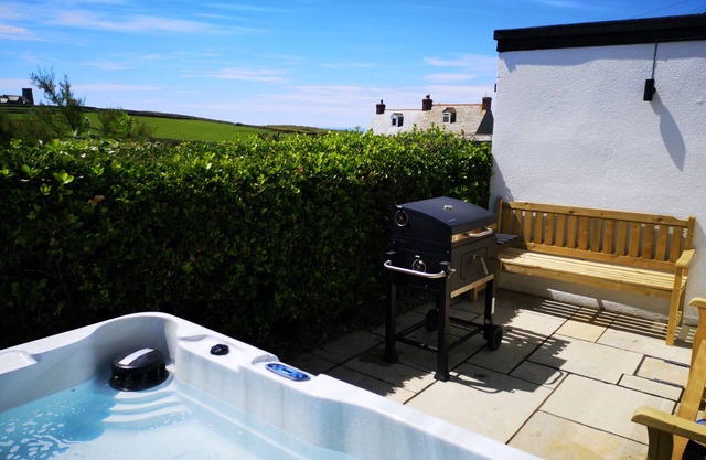 TREVENA LODGE, pet friendly, with hot tub in Tintagel