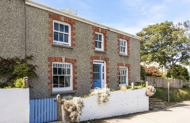 Trevethen Cottage- a traditional cottage in Crantock with parking