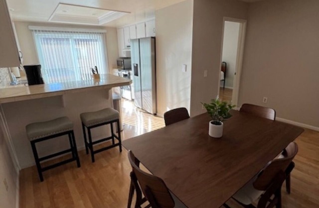 Tri-level Townhome 3br and 3 full ba - washer & dryer and 2-car garage w/pool