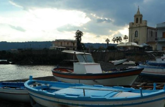 Trilocale VIa Tripi - Two Bedroom Apartment, Sleeps 7