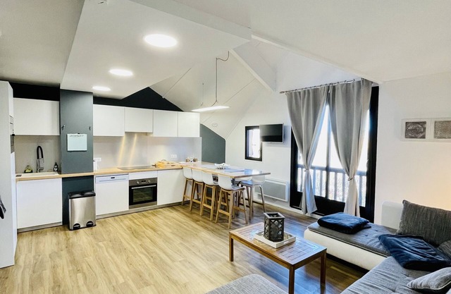 TRIPLEX SLEEPS 8 - BONASCRE AX LES THERMES