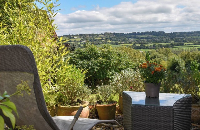 TRISTER STUDIO, pet friendly, character holiday cottage in Wincanton
