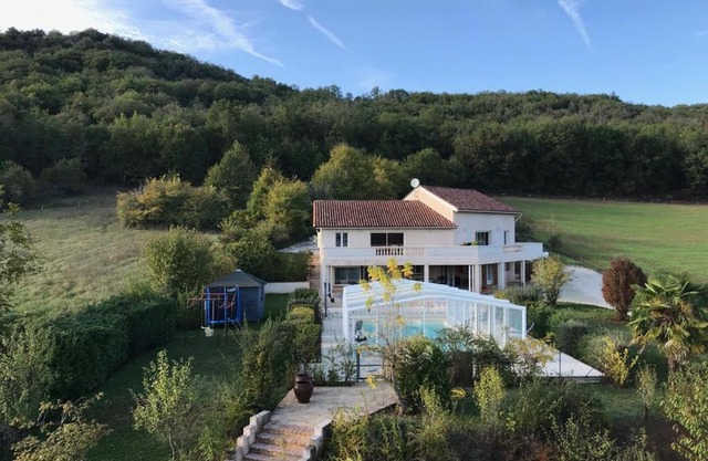 Trois gîtes ensemble dans le même immeuble devant la piscine avec terrasses offrant une vue magnifique, dont une couverte au niveau de la piscine et vue sur la vallée à l'étage