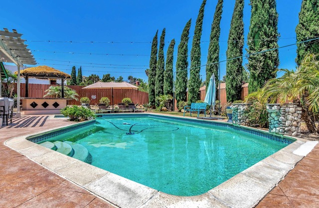 Tropical Bliss - Large Pool and Spa, Game Room, 12 min to dwntwn and King Beds!