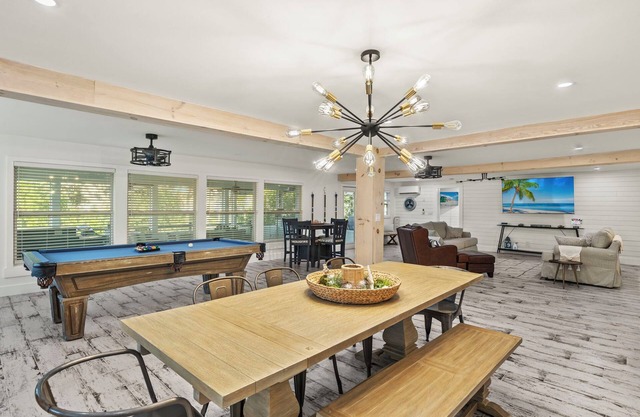 Tropical Bonita Springs home, Beaches, Golf, Canal front for fishing & swim spa!