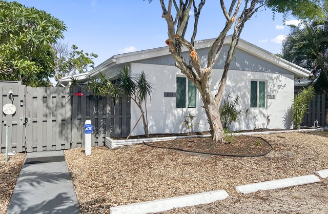 Tropical & Cozy Private Home Near Beach: Private, Yard, Parking