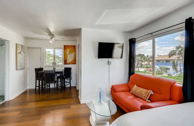 *Tropical Getaway in Singer Island * Sunny Studio*