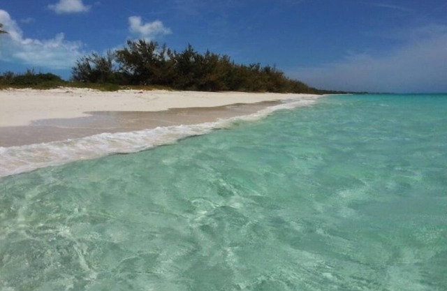 Tropical Leisure 2BR cottage with beach nearby