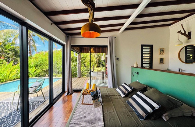 TROPICAL LODGE detached bungalow, private pool for 2 people, Le Diamant