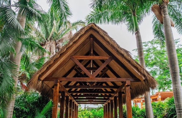 Tropical Oasis Villa: Quiet Beach, Private Pool & BBQ –Perfect Family Getaway