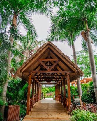 Tropical Oasis with private Pool, BBQ, Beach Access and Housekeeping service INCLUDED