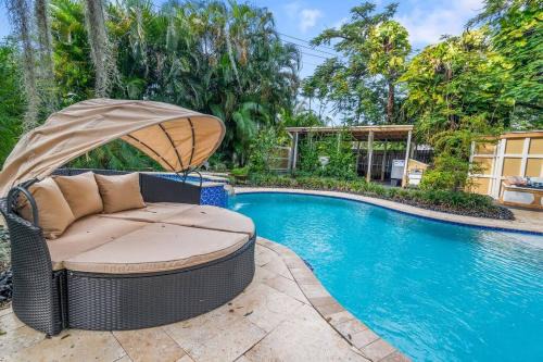 Tropical Oasis Located Near Lake With Pool and Hot Tub