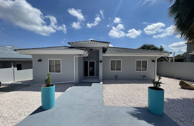 Tropical Oasis-Spacious home, pool & sea views! Water and electricity included.