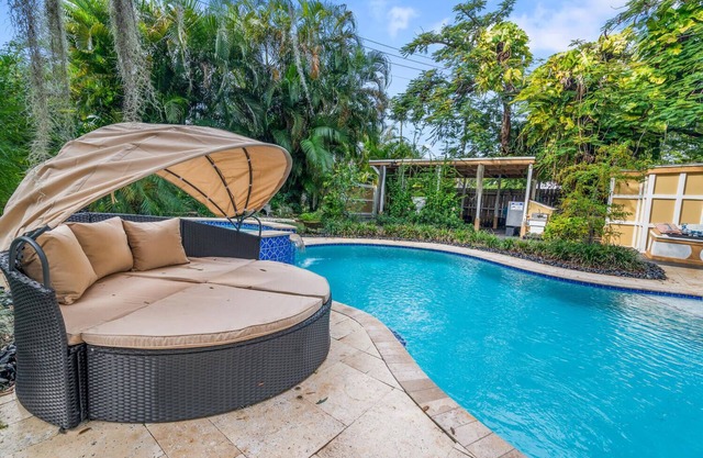 Tropical Oasis | Lake | FREE Pool Heat | Hot Tub