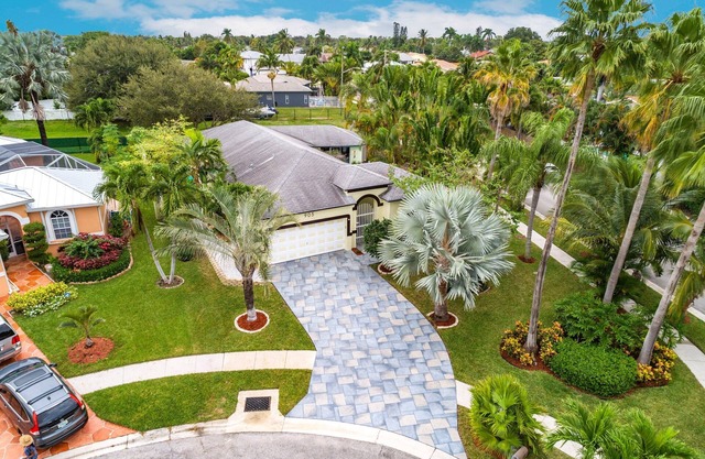 Tropical Oasis W/Heated Pool 2 miles to the Beach