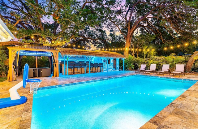 Tropical Oasis with Tiki Bar & Private Pool, minutes from Siesta Key Beach!