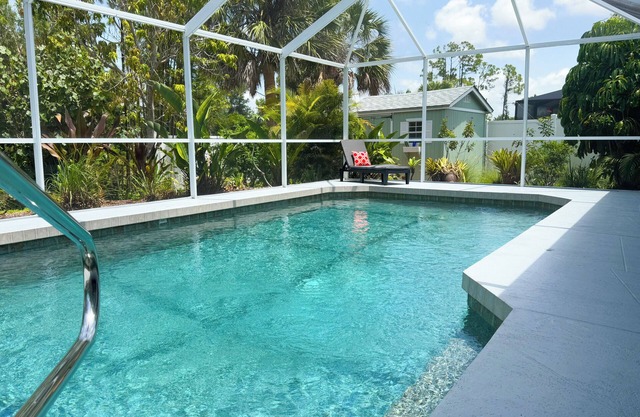 Tropical Paradise near to Manasota Key, private heated pool, Wifi