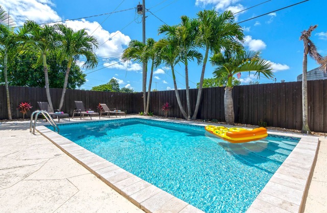 Tropical paradise wonderful, weekly and monthly discounts available!.