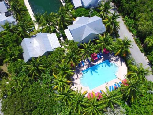 Tropical Seahorse at Coral Lagoon - Waterfront Villa w Resort Pool & 34' Dock