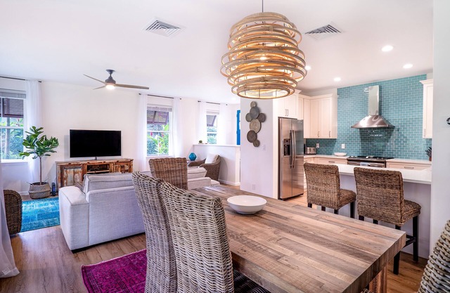Tropical style Luxury Townhome, newly renovated - Paradise!