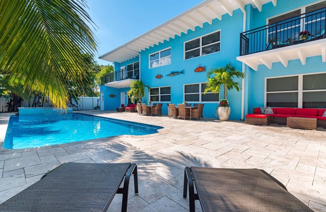 TROPICAL TRANQUILITY⭐Singer Island 2/2⭐ Pool & Spa⭐ Walk to the Ocean