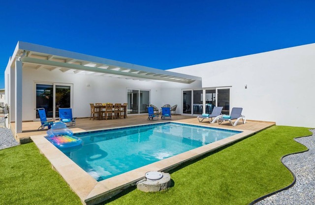 Tropical Vibes ~ Brand-New Villa ~ Pool and Patio!