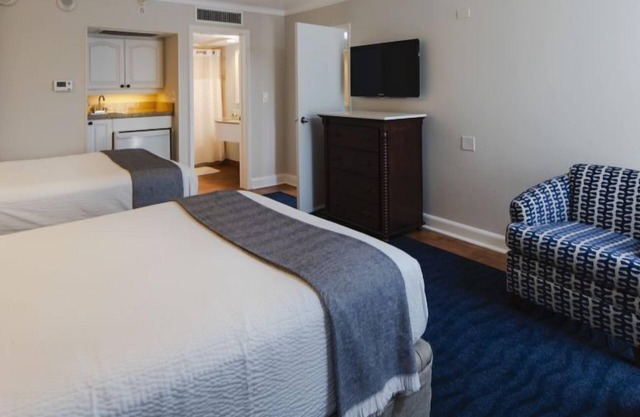 Tropical View Villa 2BR With Balcony 4 Queen Beds at Island Grand at TradeWinds