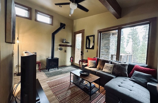 Truckee Mountain Chalet Hideaway in the Pines on 1.4 Acres! Sleeps 4!