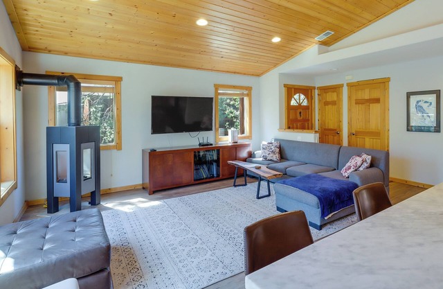 Truckee Retreat w/Fireplace & Community Amenities