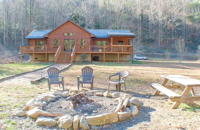 True Log Cabin 3/2 Fiber OPTICS, Trout-Stocked Creek, Hot Tub !