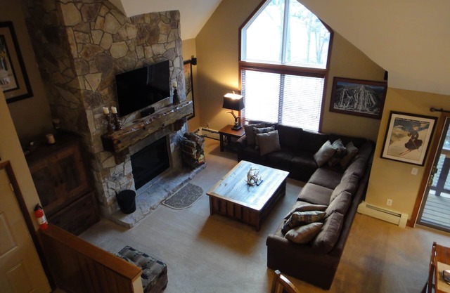 True Ski In/Ski Out 3 Bedroom End Unit Directly On Mount Snow