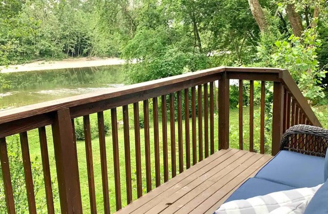 Truly a unique get-a-way! Cottage on the shore of the Little Miami River!