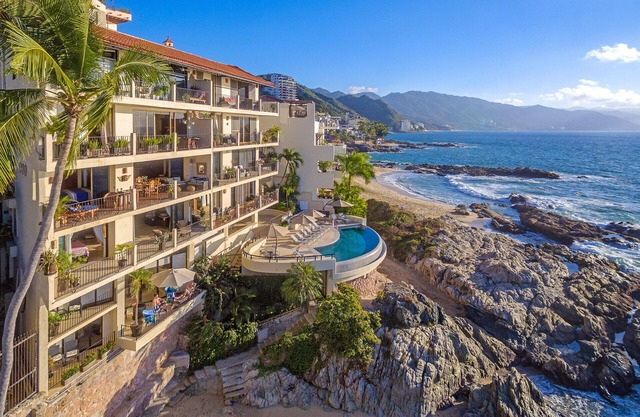 TRULY BEACHFRONT! No bar, restaurant or public promenade in front of you…
