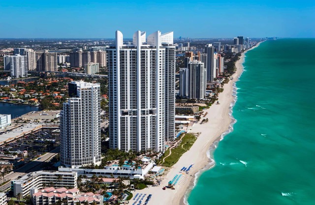 Trump International Luxurious Junior Suite w/Kitchenette, & Great Ocean Views