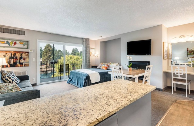 "Truth or Deer" Riverfront Condo on the Edge of Downtown Bend