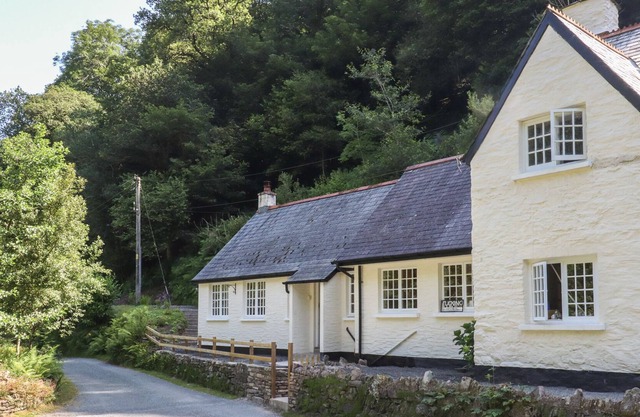 TUCKING COTTAGE, pet friendly, with open fire in Lynton