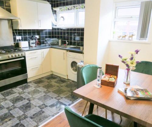 Tudors eSuites - 4 Bedroom City Centre House - 44M