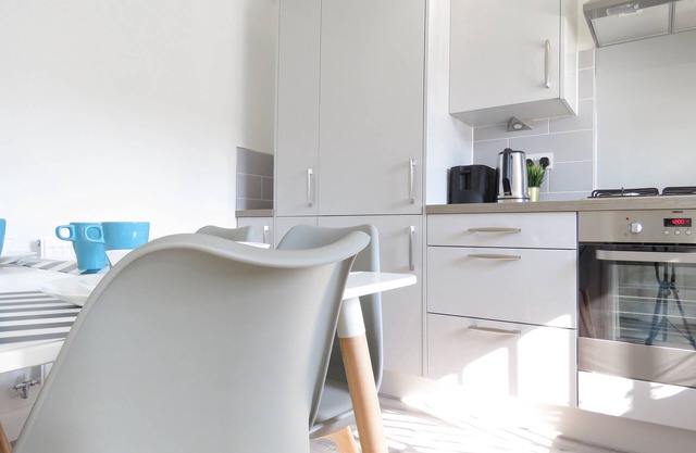 Tudors eSuites Birmingham House with Private Garden Free Parking