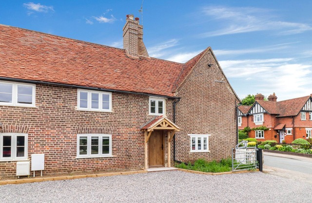 TUFFS FARM COTTAGE, pet friendly, with open fire in Chipperfield